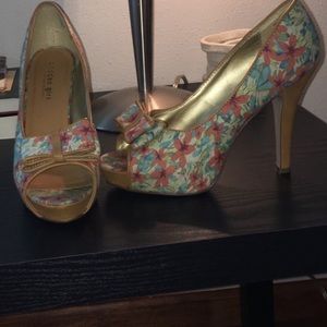 Madden Girl Floral Heels! Wore once! Size 8